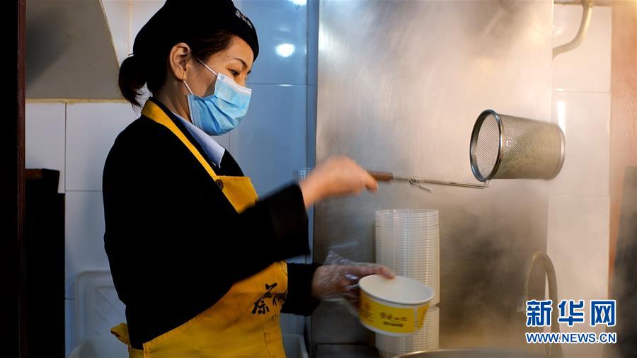 （新華全媒頭條&middot;習近平致敬的戰&ldquo;疫&rdquo;英雄&middot;武漢人民篇&middot;圖文互動）（15）壯哉，大武漢&mdash;&mdash;獻給英雄的武漢人民