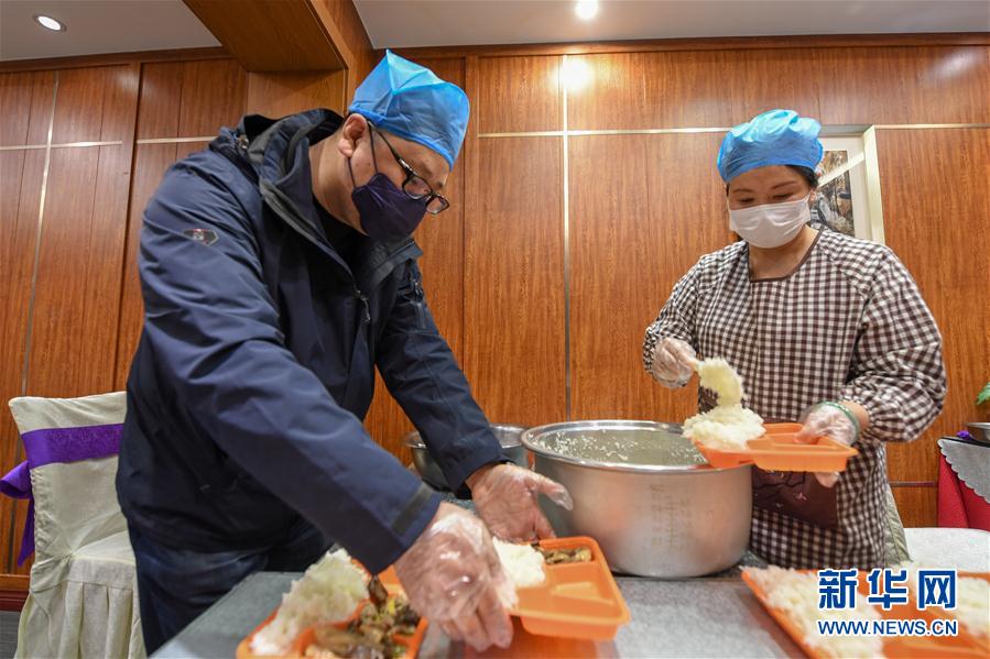 （一線抗疫群英譜&middot;圖文互動）（4）服務白衣天使的&ldquo;管家&rdquo;艾厚宇