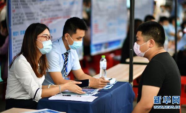 （聚焦復工復產）（3）海口舉辦&ldquo;戰疫情&middot;促就業&rdquo;招聘會