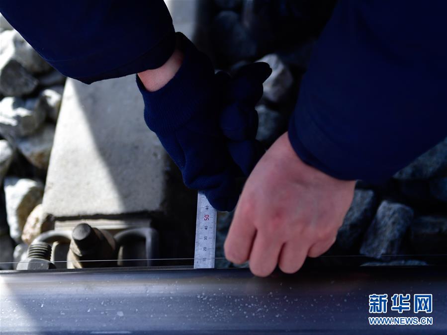 (新華全媒頭條·圖文互動)(10)用腳步和忠誠守護雪域天路——記青藏鐵路望昆線路車間副主任于本蕃