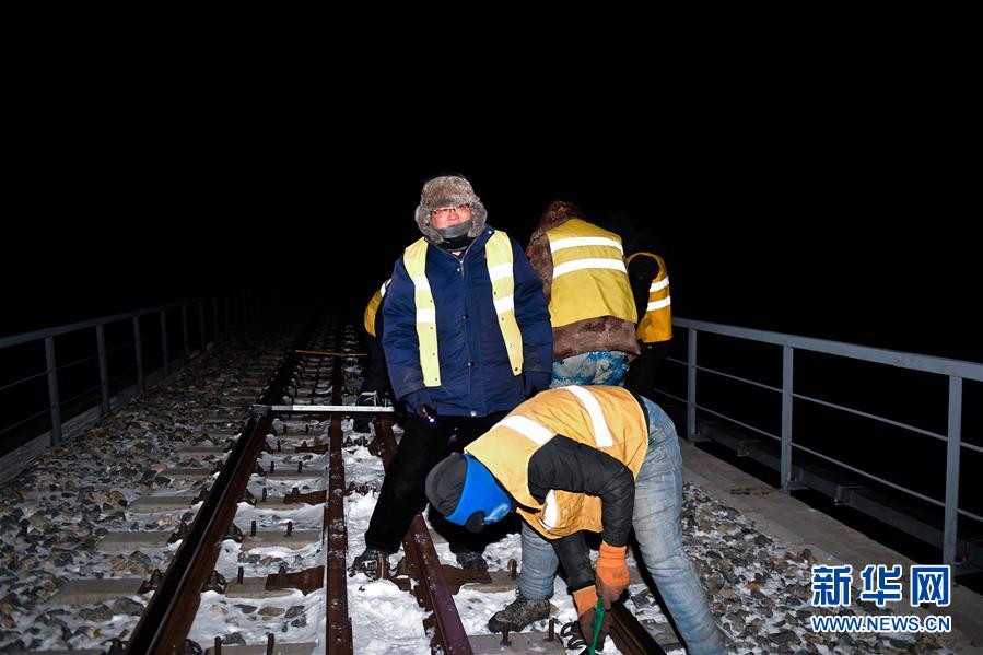 (新華全媒頭條·圖文互動)(8)用腳步和忠誠守護雪域天路——記青藏鐵路望昆線路車間副主任于本蕃