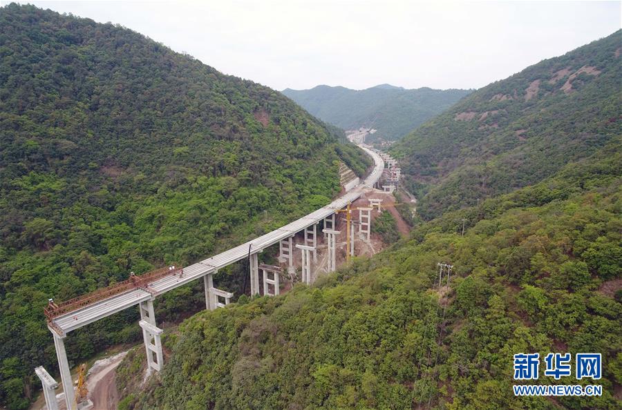 (經(jīng)濟(jì))(1)昆楚高速公路岔河特大橋架梁忙