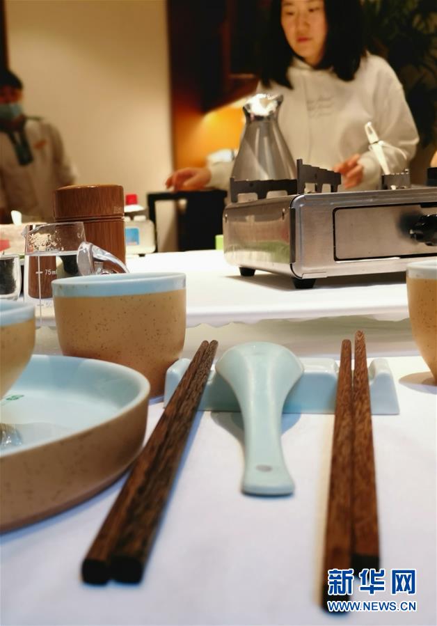 (圖文互動(dòng))“公筷公勺”上桌難在哪?——長(zhǎng)沙市部分餐飲場(chǎng)所見(jiàn)聞
