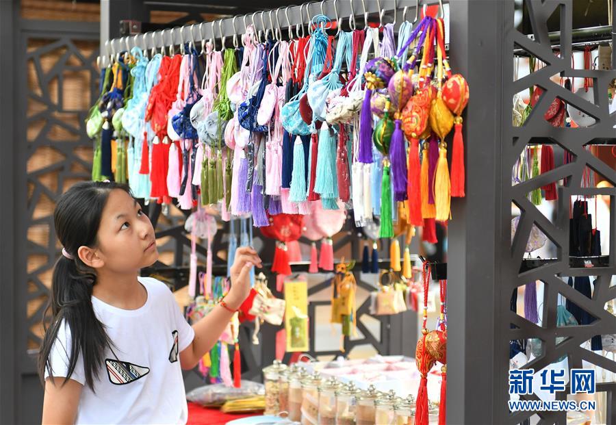 （新華全媒頭條&middot;圖文互動）（4）線上線下消費升溫 文旅活動邁上&ldquo;云端&rdquo;&mdash;&mdash;端午假期透視我國經濟高質量發展新動力