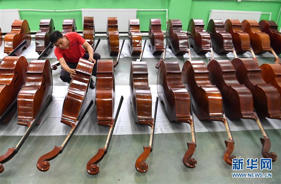 （走向我們的小康生活&middot;圖文互動）（2）放下鋤頭，卻撥動命運的琴弦