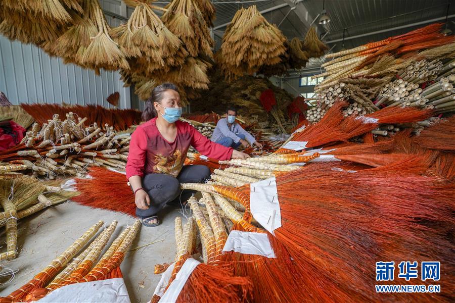 （決戰(zhàn)決勝脫貧攻堅&middot;圖文互動）（1）&ldquo;掃&rdquo;出脫貧路：南疆深貧村巧變&ldquo;創(chuàng)業(yè)村&rdquo;