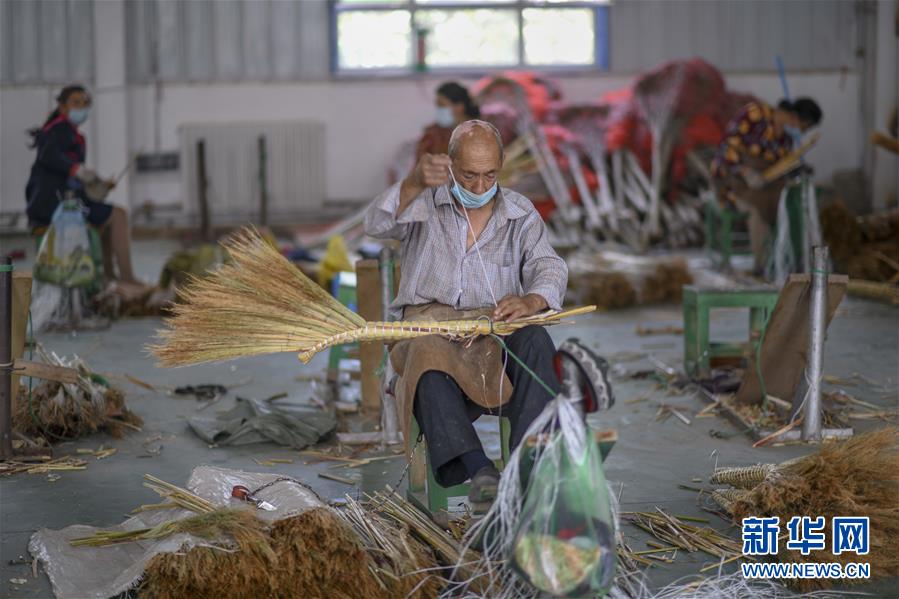 （決戰(zhàn)決勝脫貧攻堅&middot;圖文互動）（3）&ldquo;掃&rdquo;出脫貧路：南疆深貧村巧變&ldquo;創(chuàng)業(yè)村&rdquo;