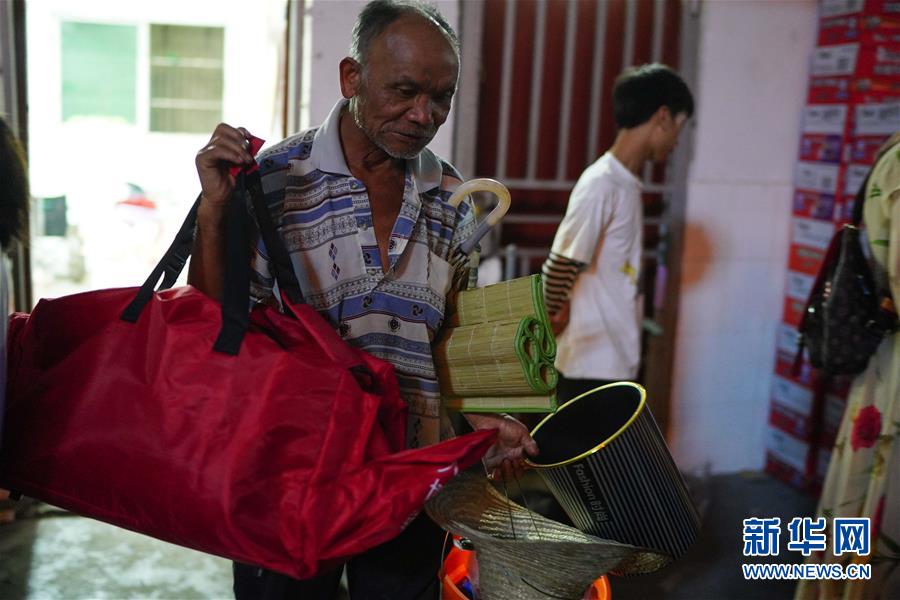 （在習近平新時代中國特色社會主義思想指引下&mdash;&mdash;新時代新作為新篇章&middot;習近平總書記關切事&middot;圖文互動）（3）遮風雨 送安穩&mdash;&mdash;受災群眾轉移安置中的暖心故事