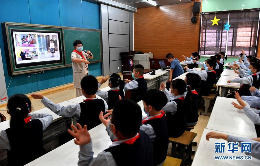 （新華全媒頭條&middot;圖文互動）（18）&ldquo;美麗的中國夢屬于你們&rdquo;&mdash;&mdash;以習近平同志為核心的黨中央關心少年兒童工作紀實
