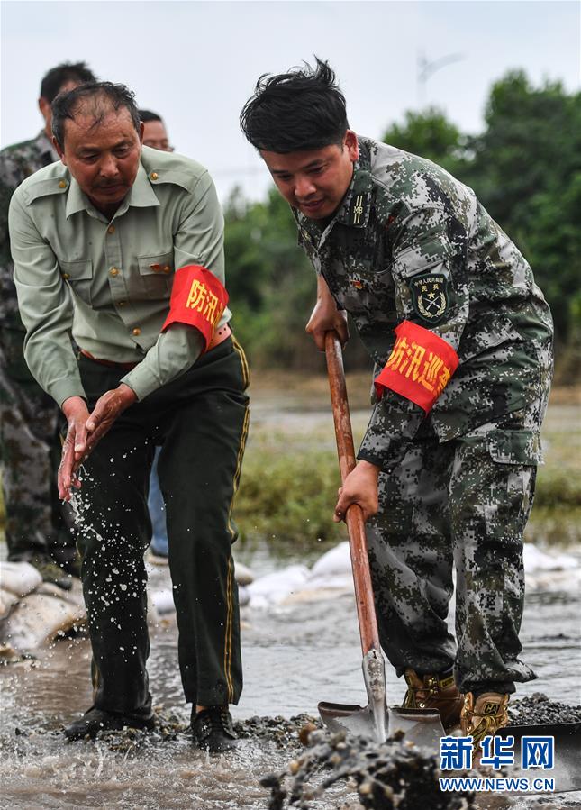（防汛抗洪&middot;圖文互動）（1）長江大堤上的&ldquo;父子之約&rdquo;