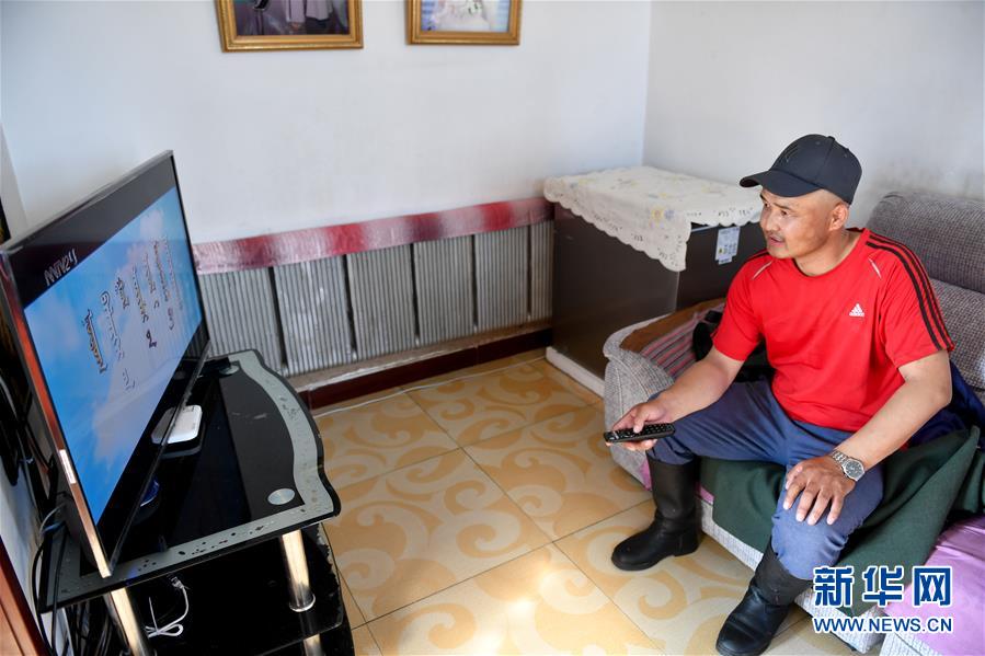 （走向我們的小康生活&middot;圖文互動(dòng)）（3）草原有了網(wǎng)，手機(jī)能放羊&mdash;&mdash;看呼倫貝爾大草原牧民生活變了樣 