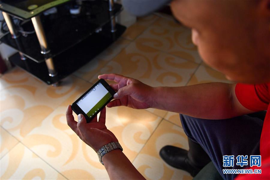 （走向我們的小康生活&middot;圖文互動(dòng)）（4）草原有了網(wǎng)，手機(jī)能放羊&mdash;&mdash;看呼倫貝爾大草原牧民生活變了樣 