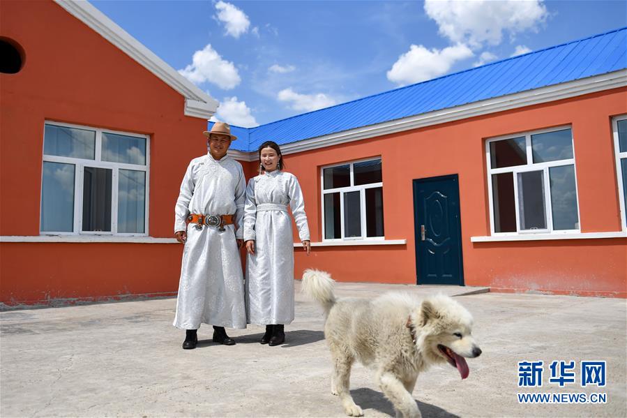 （走向我們的小康生活&middot;圖文互動(dòng)）（6）草原有了網(wǎng)，手機(jī)能放羊&mdash;&mdash;看呼倫貝爾大草原牧民生活變了樣 