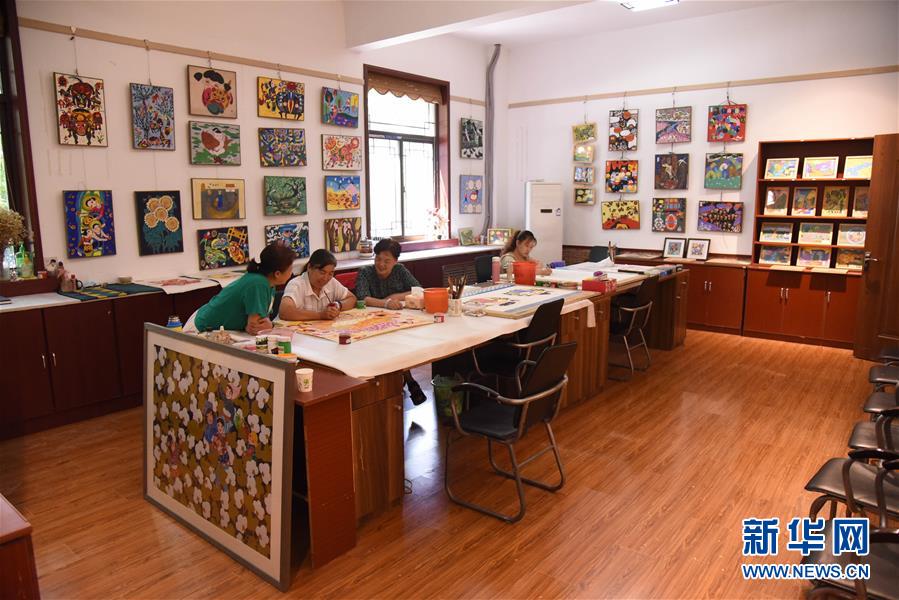 （走向我們的小康生活&middot;圖文互動）（3）放下鋤頭拿畫筆&mdash;&mdash;山東青州農民畫繪出美好新生活