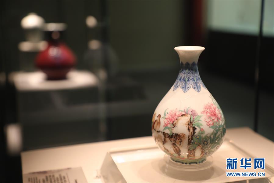 （文化視點(diǎn)&middot;聽文物講故事&middot;圖文互動(dòng)）（2）琺瑯彩玉壺春瓶：乾隆皇帝甄選 成就舉世孤品