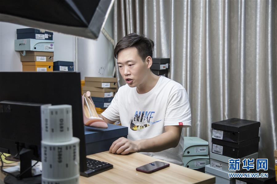 (總書記推動的改革身邊事·就業創業改革篇·圖文互動)(1)特寫:“網絡主播背后是轟鳴的工廠”——聆聽經濟復蘇的新訊號