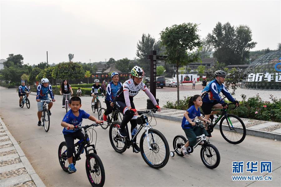 （走向我們的小康生活&middot;圖文互動）（2）小山村辦起&ldquo;騎行俱樂部&rdquo;&mdash;&mdash;鄉村變富變美帶來的新鮮事