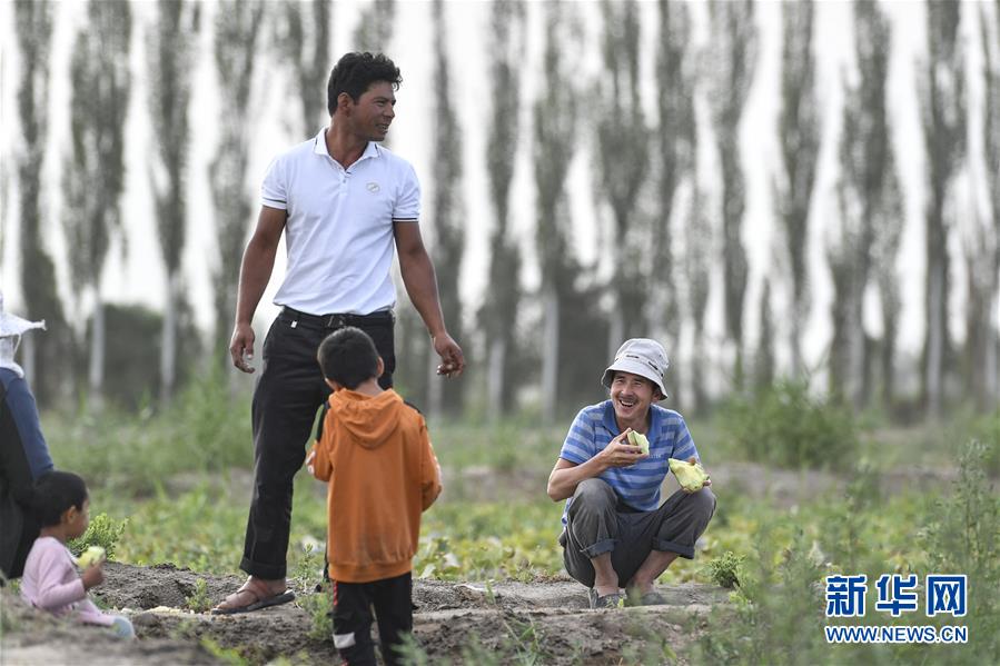 （決戰(zhàn)決勝脫貧攻堅&middot;圖文互動）（1）&ldquo;窮&rdquo;鄉(xiāng)富戶的販瓜生意經(jīng)