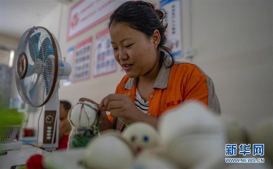 （新華全媒頭條&middot;決戰決勝脫貧攻堅&middot;督戰未摘帽貧困縣&middot;圖文互動）（14）脫貧的歌聲&mdash;&mdash;云南直過民族和人口較少民族共入新時代