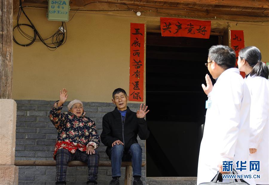 （習近平的小康故事&middot;新華網&middot;圖文互動）（6）&ldquo;真正解決好基層群眾看病難、看病貴問題&rdquo;&mdash;&mdash;習近平和群眾健康的故事