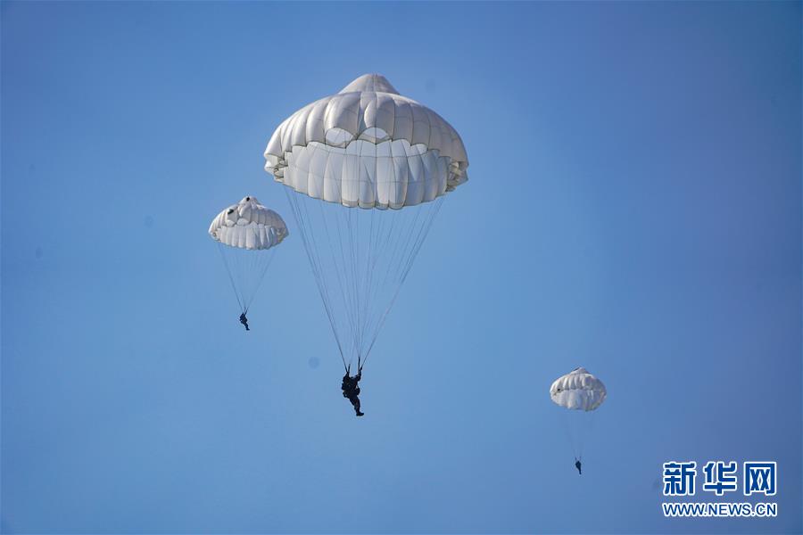 （在習近平強軍思想指引下&middot;我們在戰位報告&middot;圖文互動）（2）朵朵傘花綻放，勝戰精兵天降&mdash;&mdash;空降兵部隊某旅教導員余海龍帶領官兵傳承黃繼光精神記事