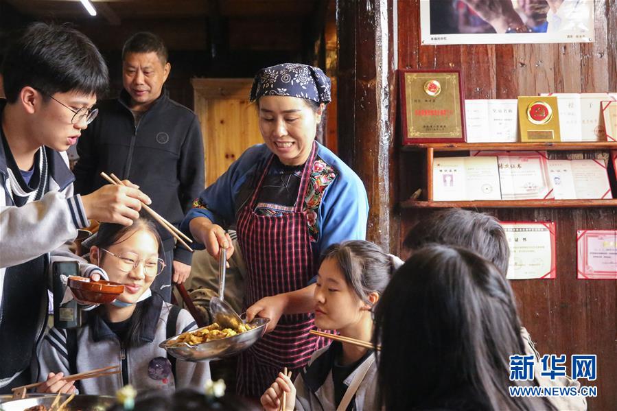 (在習(xí)近平新時(shí)代中國(guó)特色社會(huì)主義思想指引下——新時(shí)代新作為新篇章·習(xí)近平總書記關(guān)切事·圖文互動(dòng))(4)精準(zhǔn)扶貧7年,十八洞村“長(zhǎng)”出10余種新職業(yè)