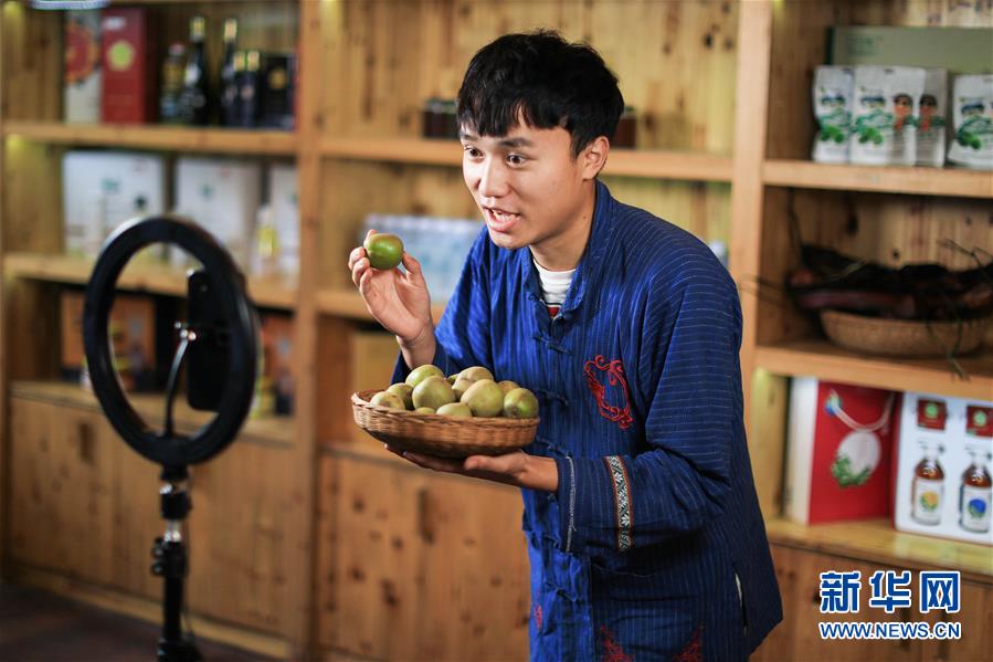 (在習(xí)近平新時(shí)代中國(guó)特色社會(huì)主義思想指引下——新時(shí)代新作為新篇章·習(xí)近平總書記關(guān)切事·圖文互動(dòng))(5)精準(zhǔn)扶貧7年,十八洞村“長(zhǎng)”出10余種新職業(yè)