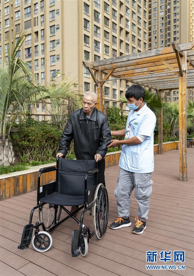 (五中全會精神在基層·圖文互動)(1)許你一個暖暖的“人生秋天”——看“春城”這座小樓如何盤活養老事業