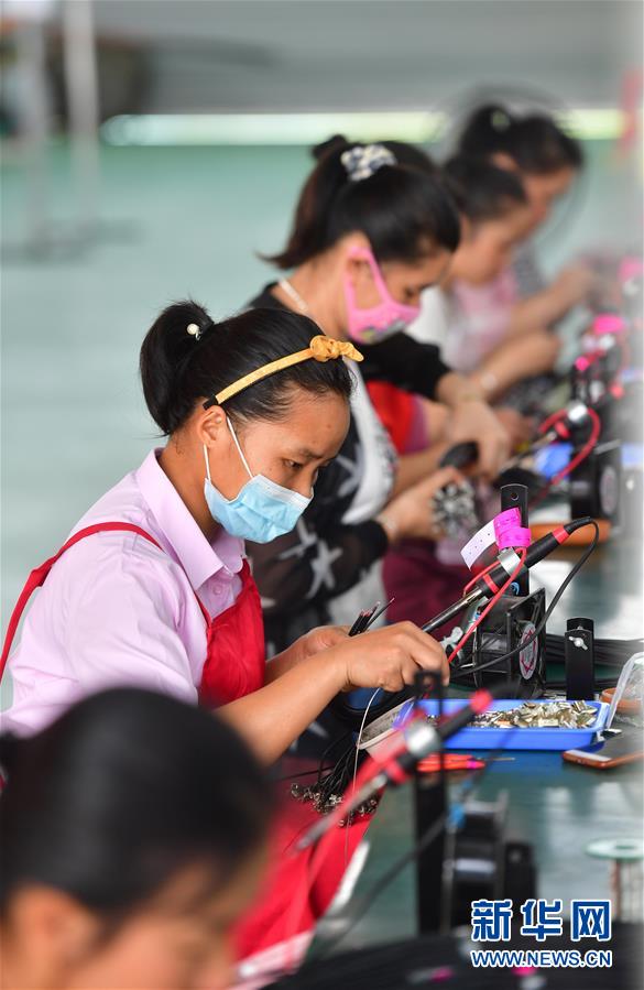 （新華全媒頭條&middot;兩會特別報道）（5）攻堅克難贏未來&mdash;&mdash;從政府工作報告看2020年中國發展走向 