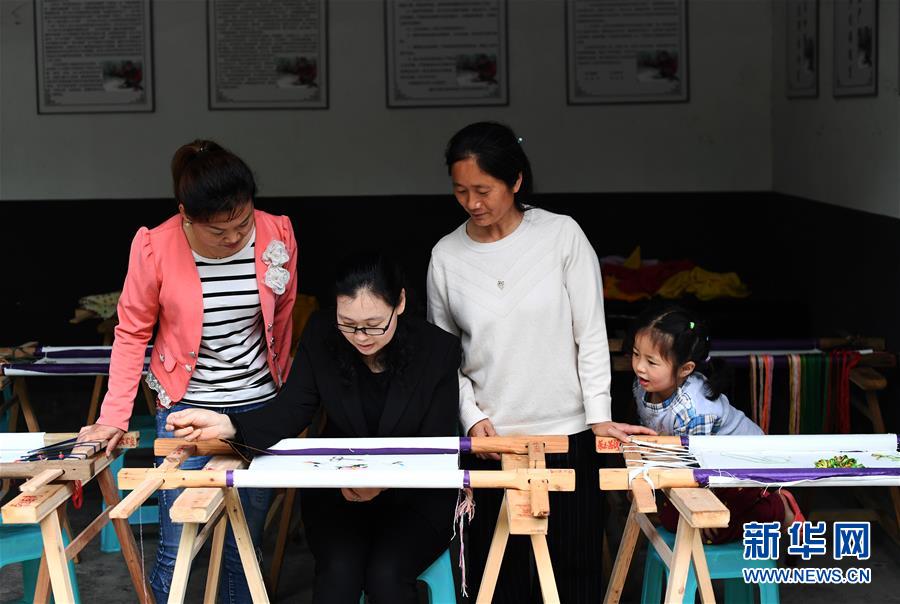 （兩會人物&middot;圖文互動）（1）帶娃、賺錢兩不誤&mdash;&mdash;一位農民工代表眼中的脫貧新工作