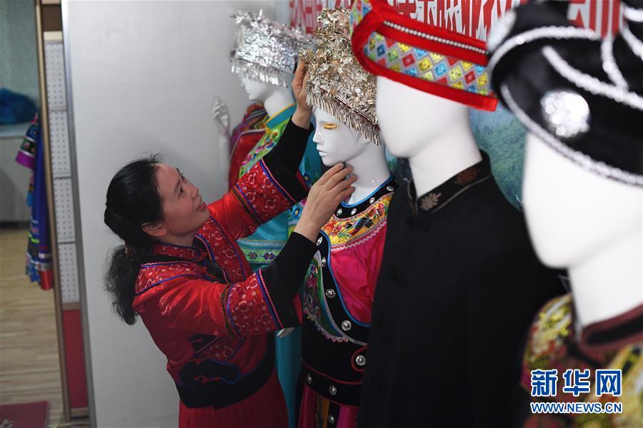 （兩會人物&middot;圖文互動）（5）帶娃、賺錢兩不誤&mdash;&mdash;一位農民工代表眼中的脫貧新工作