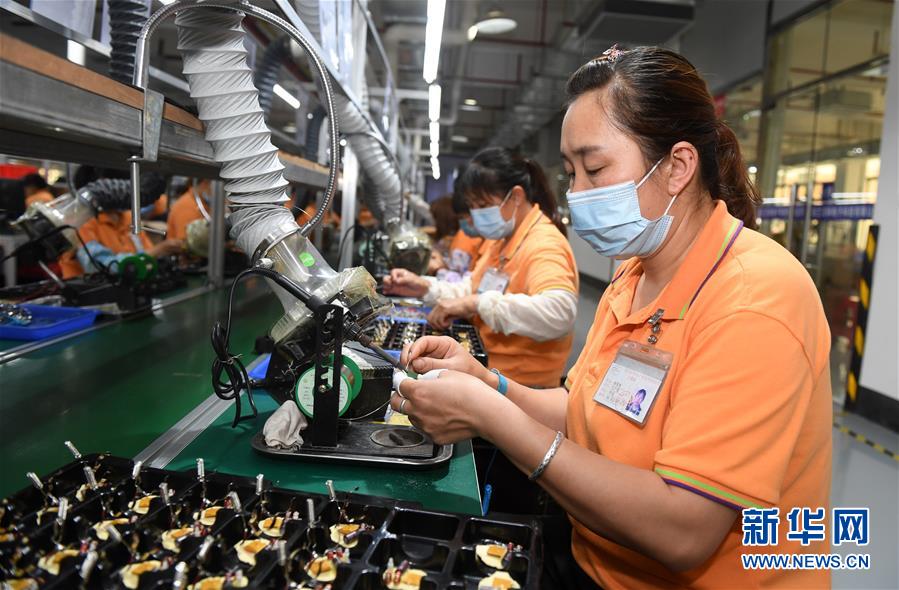 （兩會&middot;熱點畫報）（14）代表委員建言統籌做好經濟社會發展工作