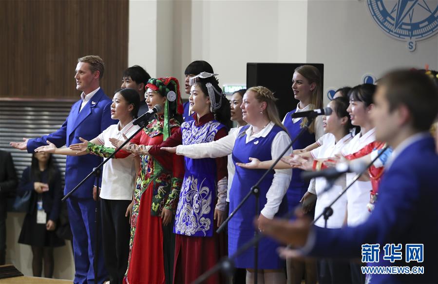 （新華全媒頭條&middot;出訪&middot;圖文互動）（3）你的目光我的暖&mdash;&mdash;記習近平主席訪問&ldquo;海洋&rdquo;全俄兒童中心