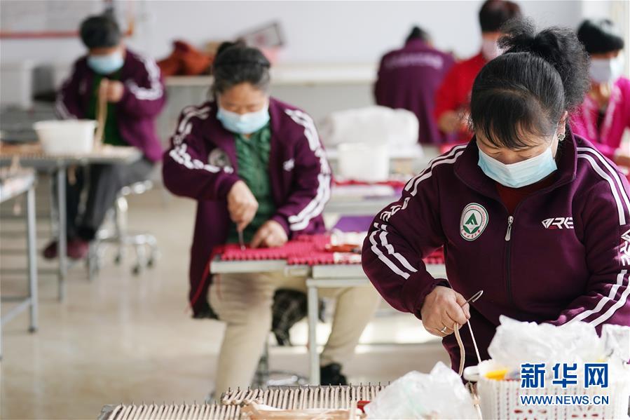 （在習近平新時代中國特色社會主義思想指引下&mdash;&mdash;新時代新作為新篇章&middot;習近平總書記關切事&middot;圖文互動）（4）讓貧困勞動力端穩就業的&ldquo;飯碗&rdquo;&mdash;&mdash;各地就業扶貧不松勁鞏固脫貧成果