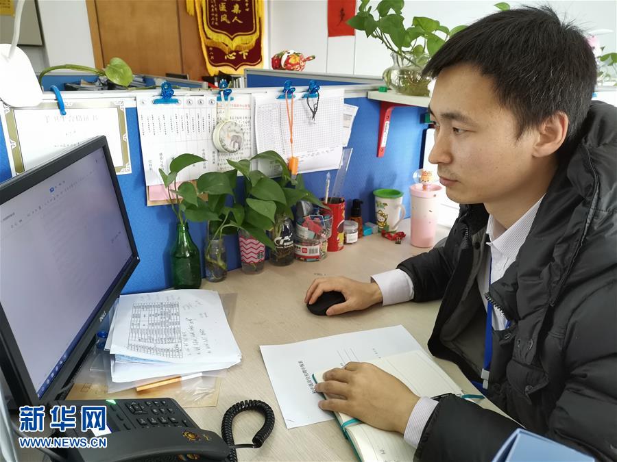 （在習(xí)近平新時(shí)代中國(guó)特色社會(huì)主義思想指引下&mdash;&mdash;新時(shí)代新作為新篇章&middot;習(xí)近平總書(shū)記關(guān)切事&middot;圖文互動(dòng)）（5）錘煉意志　輕裝上陣&mdash;&mdash;黨員干部在一線(xiàn)磨礪閃光故事