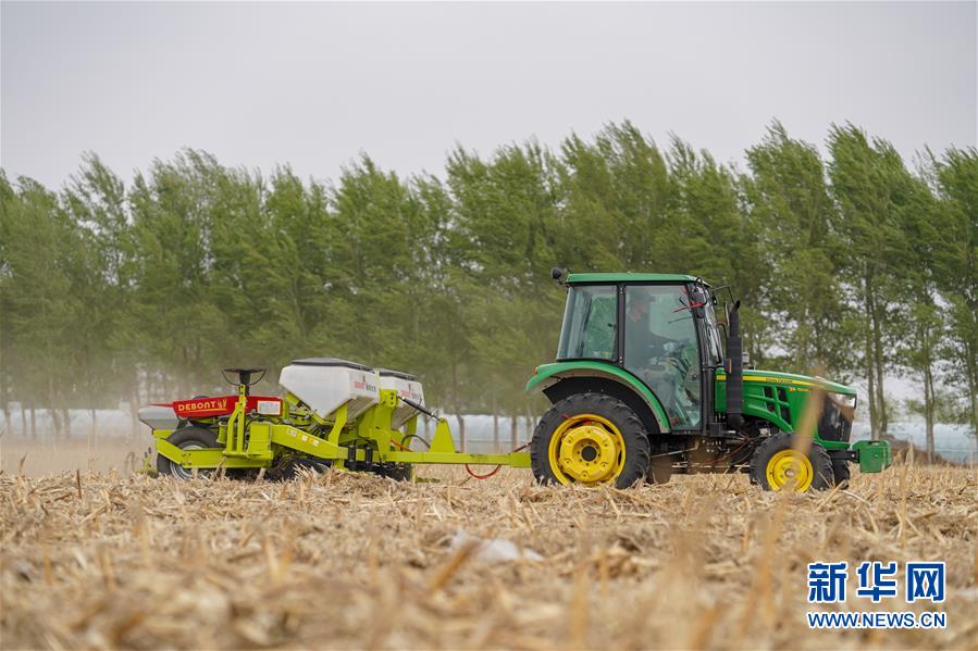 （在習(xí)近平新時代中國特色社會主義思想指引下&mdash;&mdash;新時代新作為新篇章&middot;習(xí)近平總書記關(guān)切事&middot;圖文互動）（9）讓農(nóng)民挑上&ldquo;金扁擔(dān)&rdquo;&mdash;&mdash;農(nóng)業(yè)現(xiàn)代化的生動實踐掃描