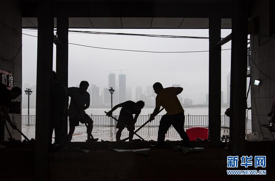 （在習近平新時代中國特色社會主義思想指引下&mdash;&mdash;新時代新作為新篇章&middot;習近平總書記關切事&middot;圖文互動）（3）戰疫魔,斗洪魔&mdash;&mdash;湖北全力應對防疫、防汛疊加&ldquo;雙考&rdquo;