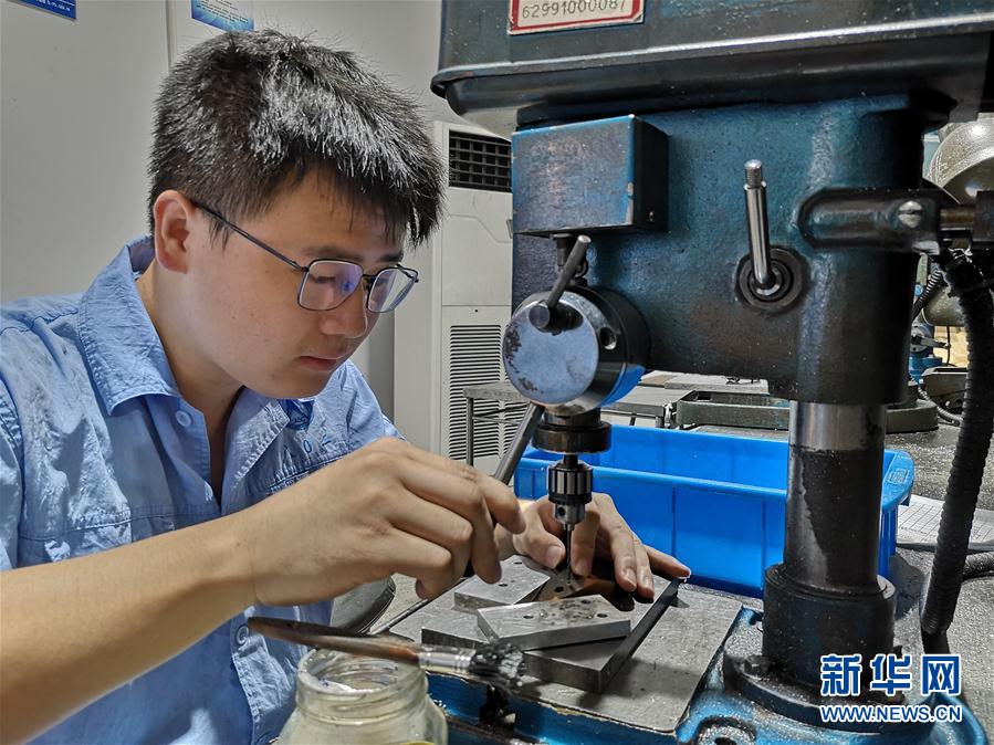 （總書記推動(dòng)的改革身邊事&middot;教育改革篇&middot;圖文互動(dòng)）（1）特寫：&ldquo;95后&rdquo;上海職校生：&ldquo;我的工牌上印著&lsquo;中國(guó)航天&rsquo;&rdquo;