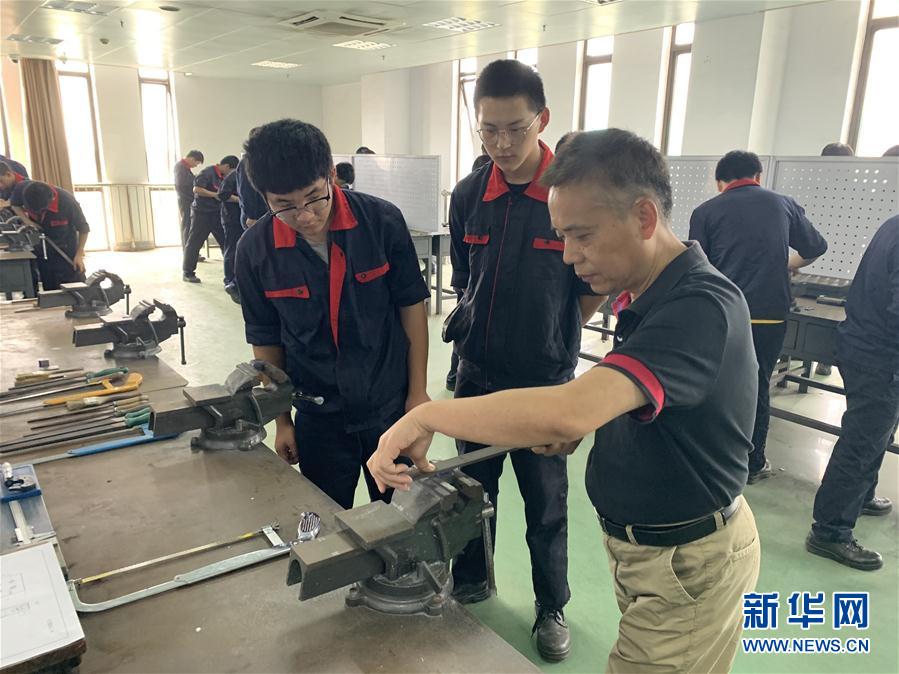 （總書記推動(dòng)的改革身邊事&middot;教育改革篇&middot;圖文互動(dòng)）（4）特寫：&ldquo;95后&rdquo;上海職校生：&ldquo;我的工牌上印著&lsquo;中國(guó)航天&rsquo;&rdquo;