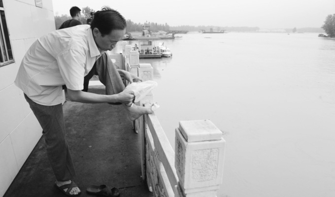 小身板有大力量，拖著腳傷跑新聞