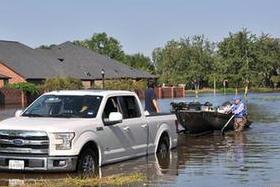 &ldquo;哈維&rdquo;颶風中民船救援隊彰顯華人互助力量