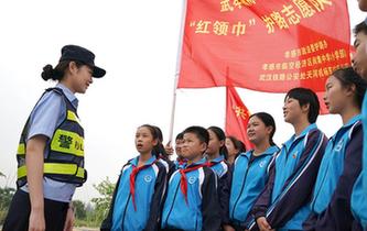 孩子們的&ldquo;紅領巾護路志愿隊&rdquo;