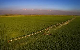 &ldquo;水龍&rdquo;田間灑雨露 節水灌溉潤糧川