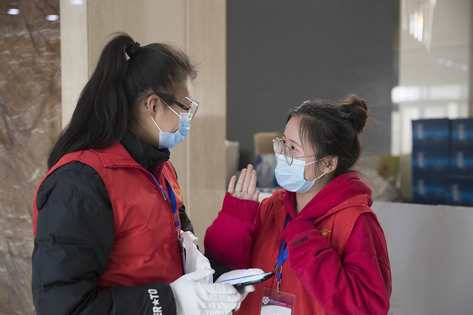 守護入城口的&ldquo;00后&rdquo;志愿者