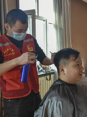 &ldquo;小小發屋&rdquo;溢真情&mdash;&mdash;新疆&ldquo;90后&rdquo;義務理發師馬國仁的故事