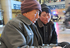 兩代農民工:編織袋vs拉桿箱