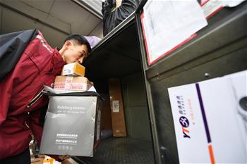 &ldquo;獨臂俠&rdquo;快遞小哥升職記