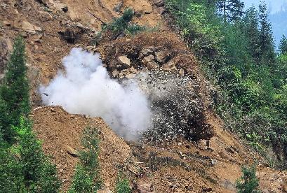 雅安地震災區主要道路全線搶通