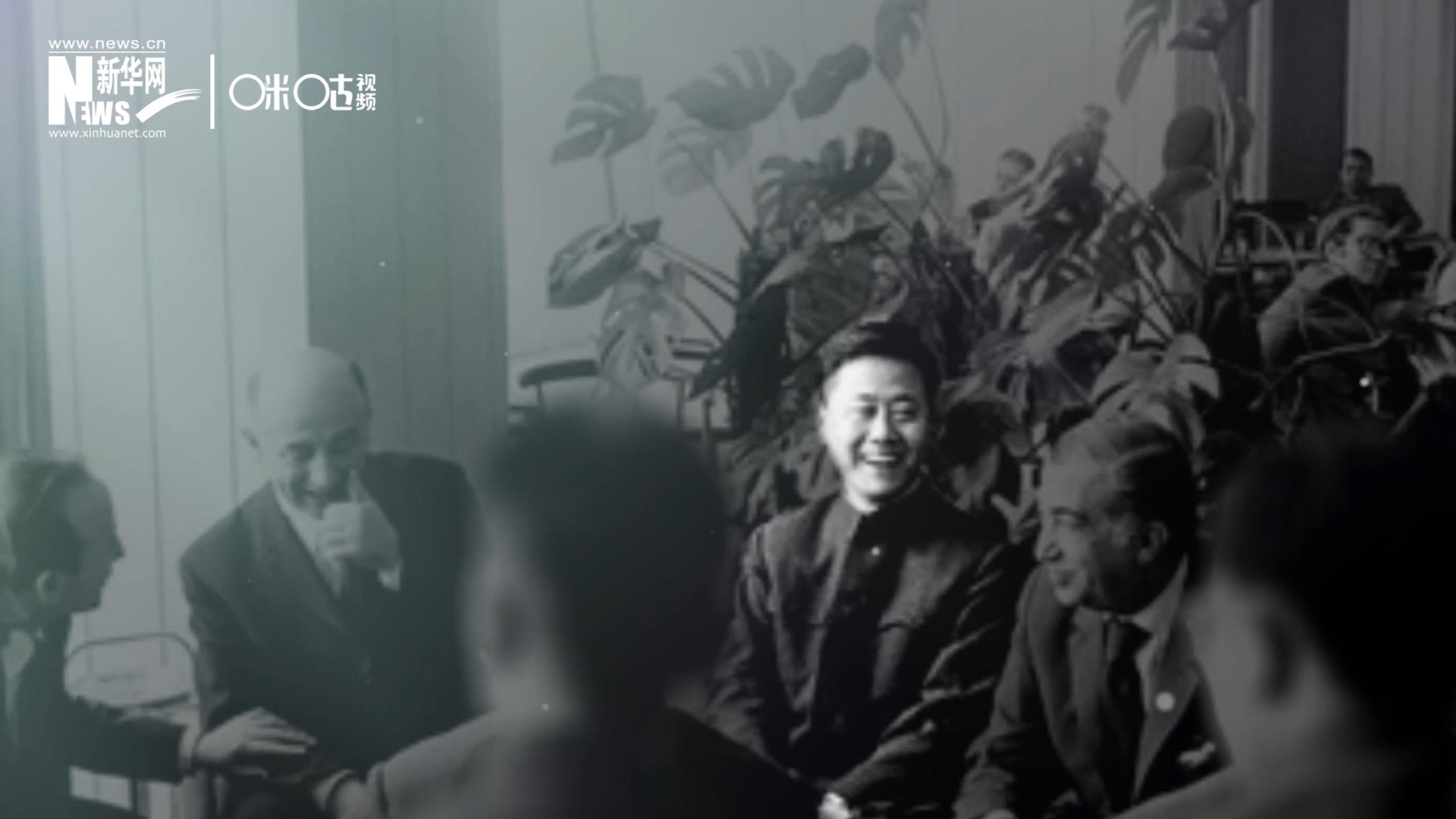 照片里的這個人是高梁，原新華社國際部記者。原本作為代表團隨行記者的他接到通知，由他帶領(lǐng)一支先遣小組先行去紐約。