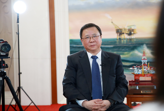 堅(jiān)持黨的領(lǐng)導(dǎo)、加強(qiáng)黨的建設(shè)，是國(guó)有企業(yè)的光榮傳統(tǒng)。